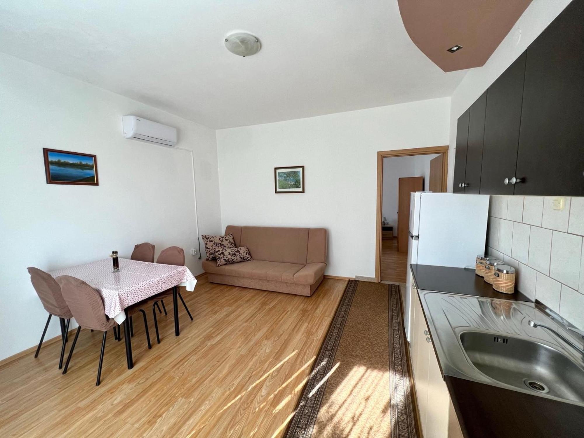 Apartments Monika ビビニェ エクステリア 写真